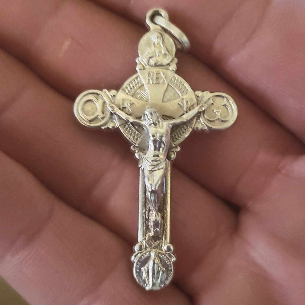 I'm selling a 10k gold 1890 crucifix made in Chicago Germany its vintage